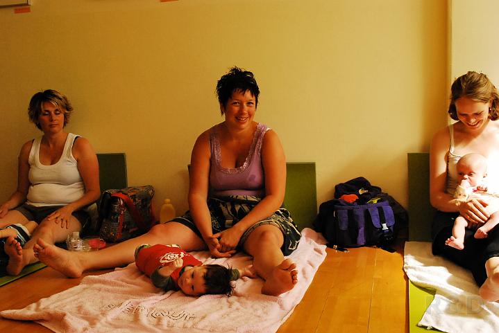 Zonneoog babymassage mei 2009 (4).JPG